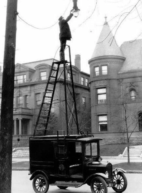 Antique Lamp post repair man 2103 Oddleys Strange & Bizarre