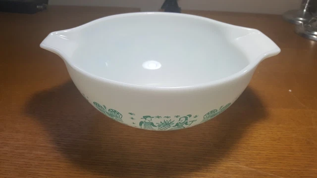 Pyrex #443 2 1/2 Quart Mixing Bowl. Amish Butterprint Pattern