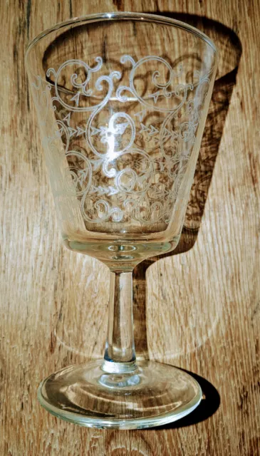 6 Anciens verres à vin gravés, à pieds