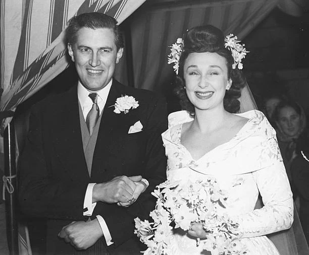 ACTORS GOOGIE WITHERS And John Mccallum Smiling On Their Wedding 1948 ...