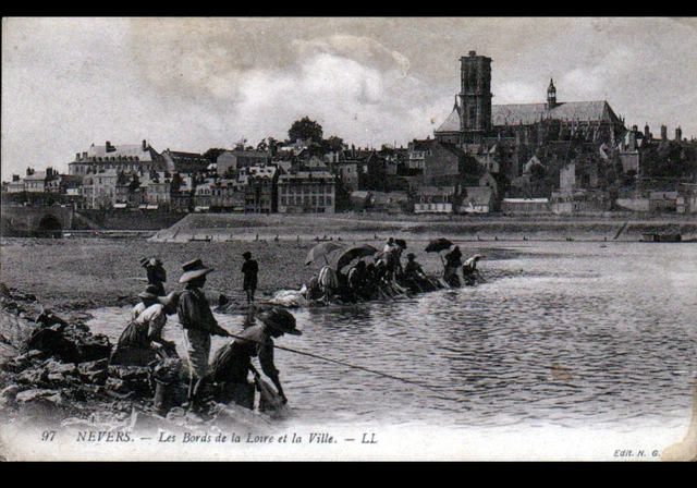 NEVERS (58) LAVANDIERE & PECHEUR à la ligne , Bord de LOIRE animé en 1913