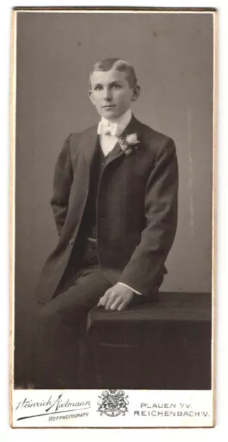 Fotografie Heinrich Axtmann, Plauen i. V., Portrait junger Mann im Anzug mit Fl