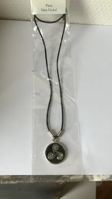 Pendentif Shungite Triskele 30mm Avec Cordon Neuf