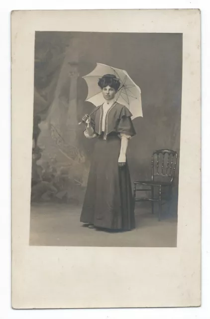 BM889 Carte Photo vintage card RPPC Femme mode fashion robe dress parapluie