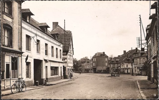 MONTREUIL-L'ARGILLE (27) - L'Hôtel du Cheval Blanc et la Place du Marché