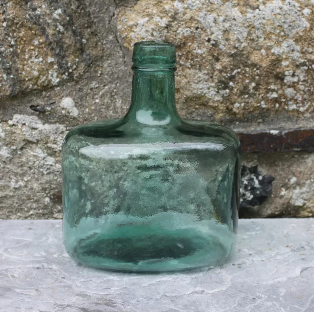 *Bouteille en verre bullé verte vintage