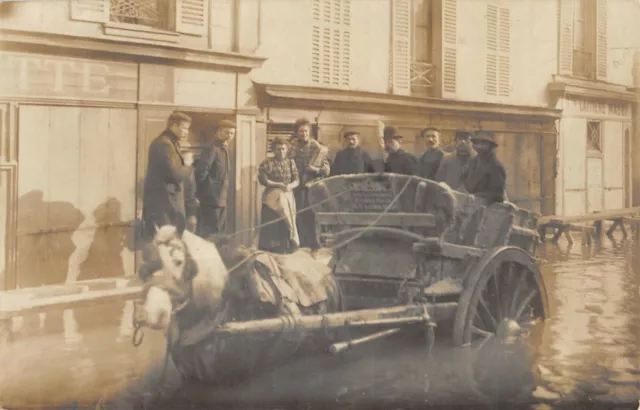 CPA 75 PARIS XVe CARTE PHOTO RUE DE JAVEL PENDANT LES INONDATIONS LE BOULANGER