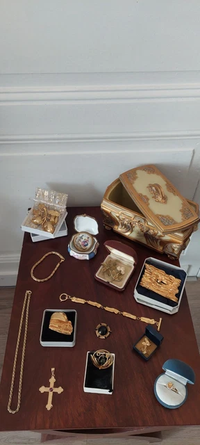 CHANEL (2023) BROCHE CC en métal doré et résine noir et