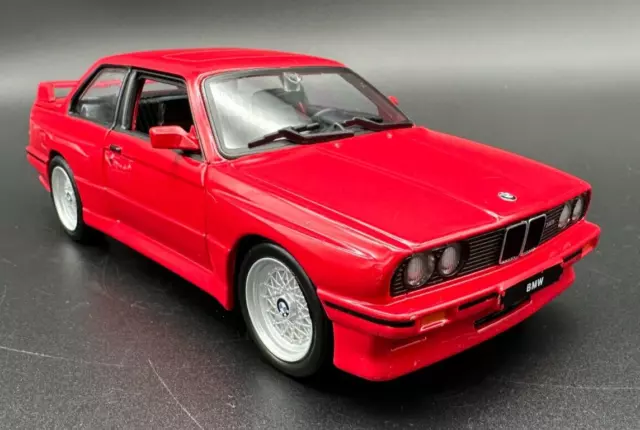 Bburago BMW 3 Series M3 (E30) Rot 1:24 - Modell 1988 J. - Druckguss - Modellauto