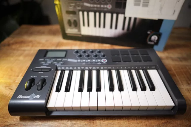 M-AUDIO Axiom 25 Mini Keyboard mit 25 Halb gewichteten Tasten