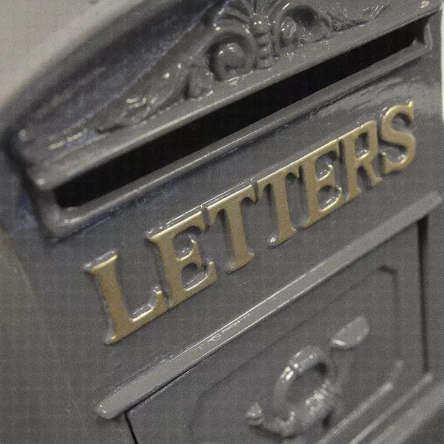 Traditional Old Style Letter Post Box Solid Steel Construction Durable 2 Keys 2