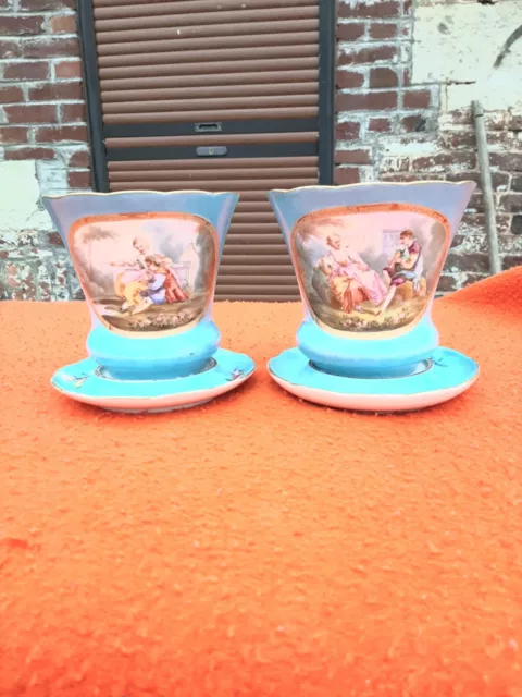 Paire De Cache Pot En Porcelaine De Sevres?Ou Paris A Decor  D'une Scène galante