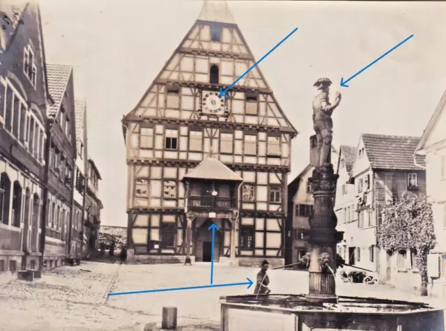 altes original Foto von 1914 - Besigheim, Brunnen und Rathaus, Frau holt Wasser