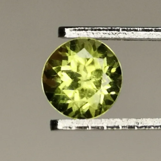 Péridot naturel d'Afrique - VS -  Rond 0.57 Carat - 5.1 x 3.5 mm