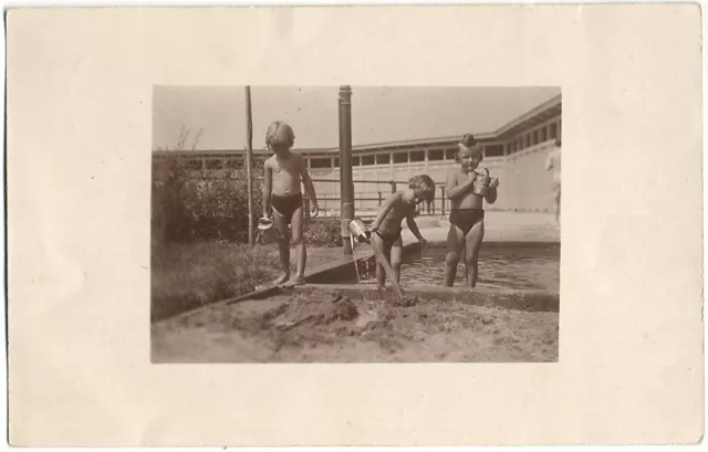 Original 1920s Kinder vergnügen sich im Freibad