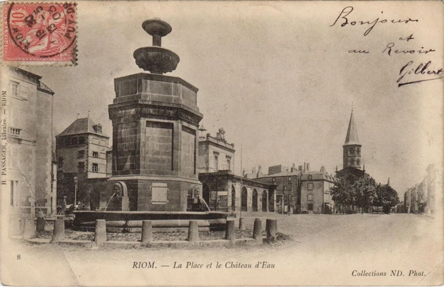 CPA RIOM La Place et le Chateau d'Eau (1254804)