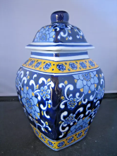 Chinese lidded porcelain ginger jar / tea jar