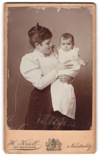 Fotografie Hermann Krull, Neustrelitz, Junge Frau in weißer Bluse mit einem Bab
