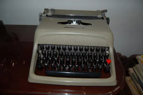 Macchina da Scrivere Olivetti Studio 44
