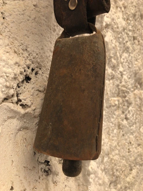 Antiguo Cencerro Con Collar De Cuero