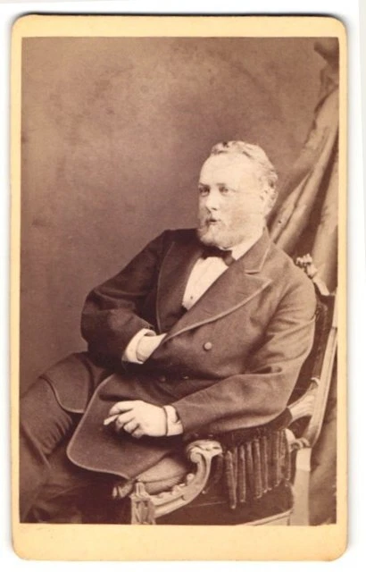 Fotografie Otto Reitmayer, München, Portrait stattlicher Herr mit Vollbart im J