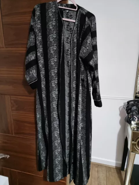 Black Zip Up Abaya/Prayer Dress With Grey Pattern