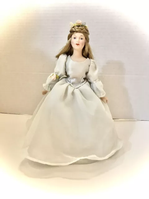 VINTAGE FAIRY TALE CINDERELLA PORCELAIN AVON COLLECTOR DOLL~9-1/2”~1984 w/ STAND 3