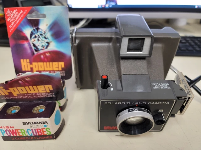 Polaroid Land Camera Square Shhoter 70'S Vintage Model With 4 Unused Flash Cubes