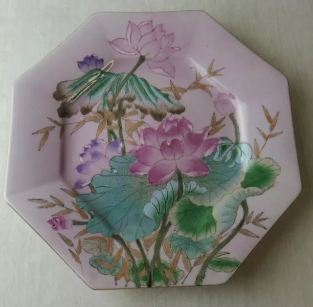 Ancienne assiette décor lotus, en porcelaine chinoise