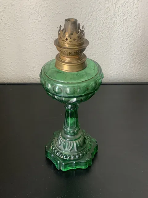 Magnifique ancienne lampe à pétrole en verre