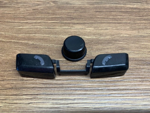Set di pulsanti (chiavi) per kit vivavoce auto Parrot CK3100 Bluetooth.