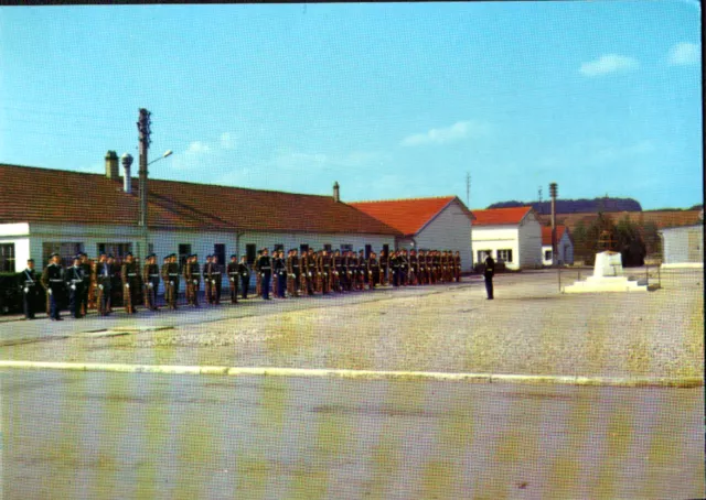 AUXERRE (89) ECOLE des GENDARMES AUXILIAIRES au MONUMENT de la GENDARMERIE