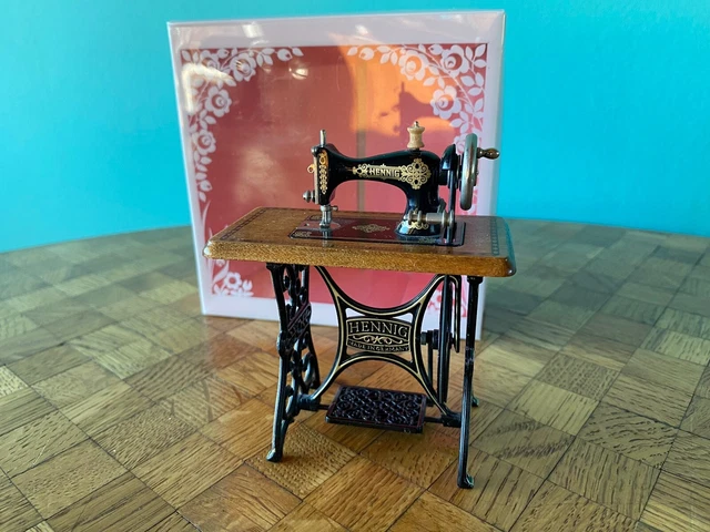 Mini Macchina Da Cucire Vintage In Scala 1:12 Per Casa Delle Bambole - Accessorio In Legno E Metallo