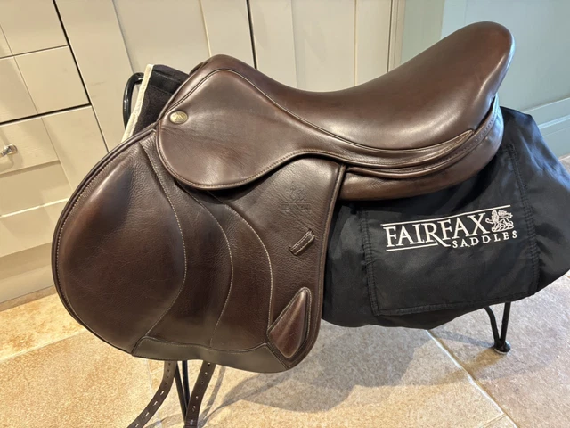 Selle de saut tout usage anglaise en cuir neuve couleur noire