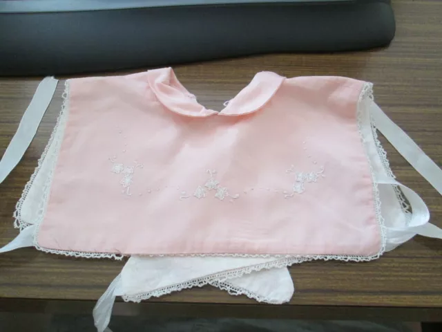 Bavoir/Brassière ancien pour bébé ou poupée Rose - Brodé blanc - Avec petit col