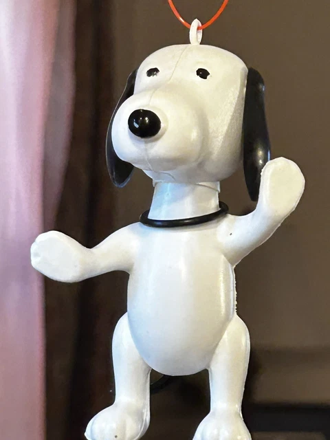 VINTAGE 1970'S PEANUTS SNOOPY Plastic Keychain 