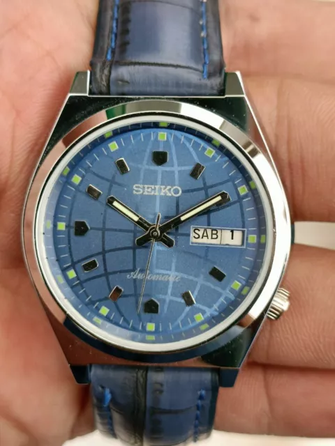 Seiko 5 Automatic Japan Made Day & Date Vintage Men's Wrist Watch Looking Good