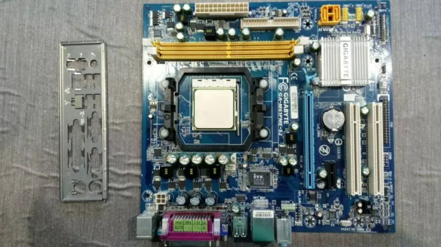 PLACA BASE gigabyte GA M61PME S2 + CPU AMD64 X2 ADO4200 + CHAPA TRASERA