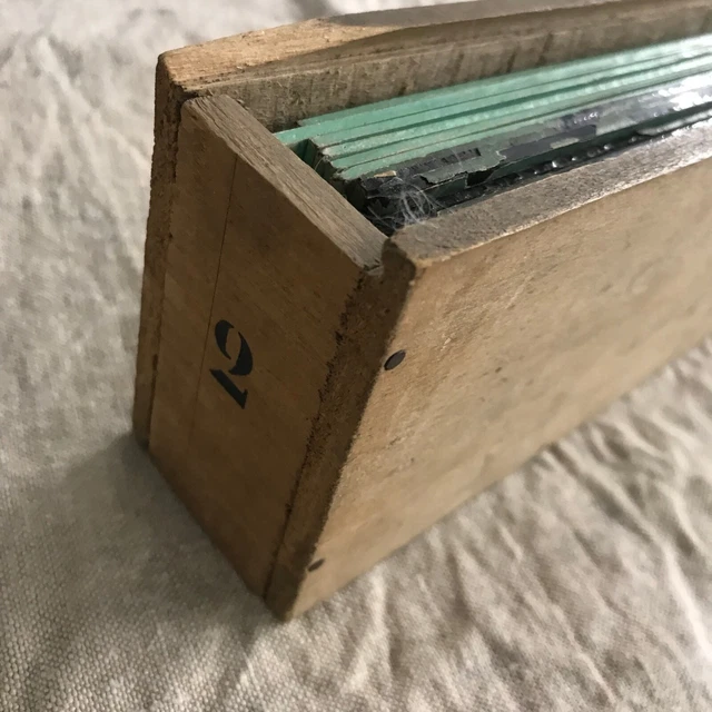 Lanterne magique]. Ensemble de 36 plaques de projection pou
