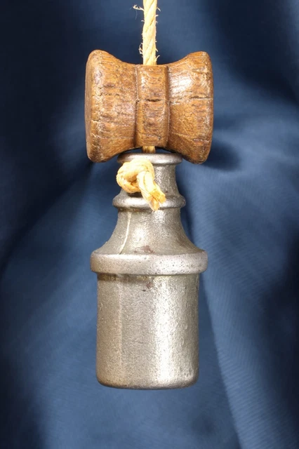 Plomada construcción hierro con nuez. S.XVII. Plumb bob construction with nut.