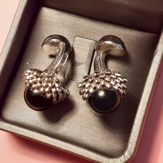 Une Paire De Boutons De Manchette  En Argent  Ouvrage Et Onyx