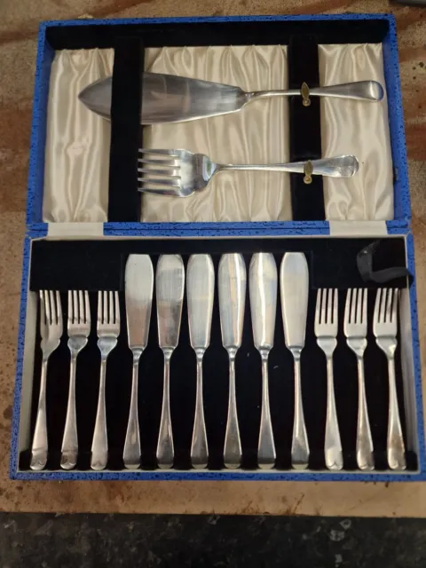 A superb vintage cased set of fish eaters, servers. knives & forks EPNS 14 piece
