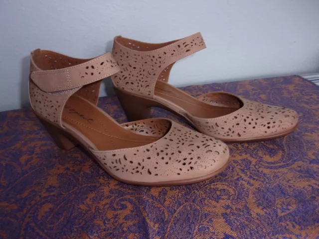 Easy Spirit Cindie Mary Jane Beige Leather  Heels 8.5 New