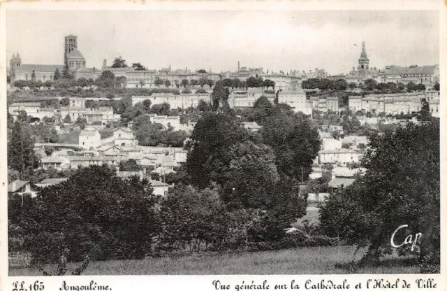 ANGOULEME - Vue générale sur la Cathédrale et l'Hôtel de Ville