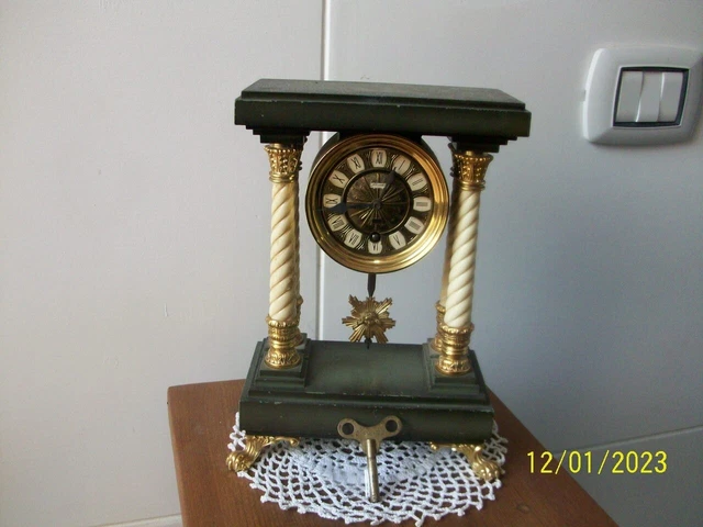 Orologio Da Tavolo Con Pendolo Al Mercurio, Firmato Samuel MARTI Stemma Reggimento Cavalleria Lancieri Vercelli 1910 Antico 4006