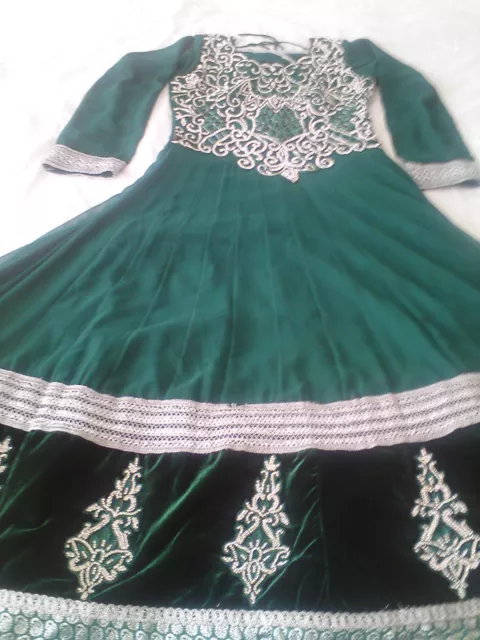 Atemberaubendes langes grünes Anarkali-Kleid mit Churidaar & silber & grüner Stickerei 2