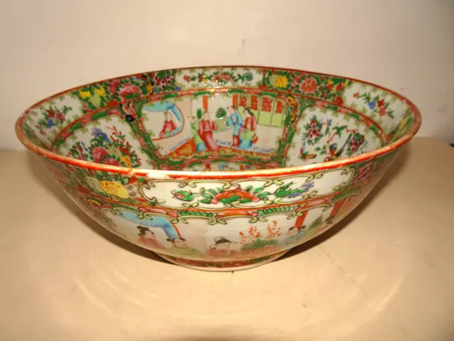 Grand PLAT ou coupe en  porcelaine de Chine,Canton.XIX°.D : 30 cm.
