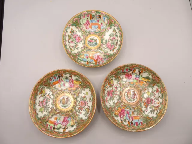 TROIS BOLS  ANCIENS EN PORCELAINE DE CHINE.CANTON .XIX°.Assiette,plat,vase...