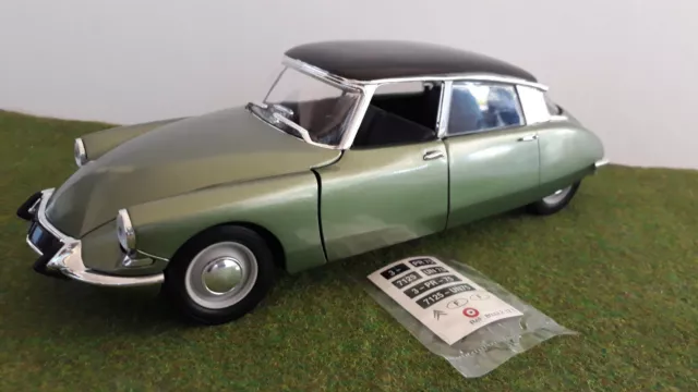 CITROËN  DS berline 1963 vert métal toit noir 1/18 SOLIDO 7228 voiture miniature