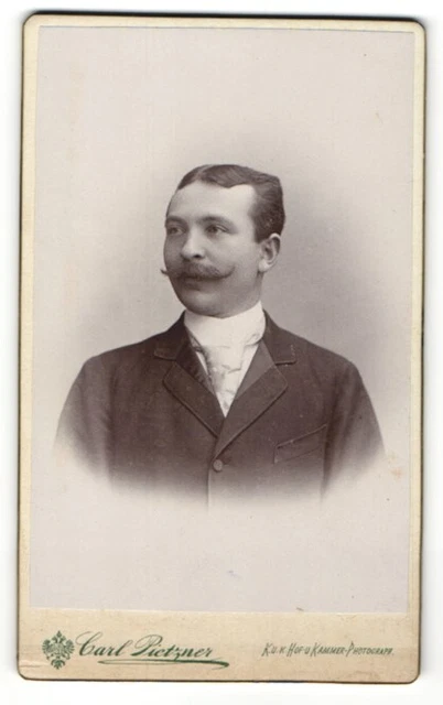 Fotografie Carl Pietzner, Wien, Portrait Herr mit zeitgenöss. Frisur und Oberli